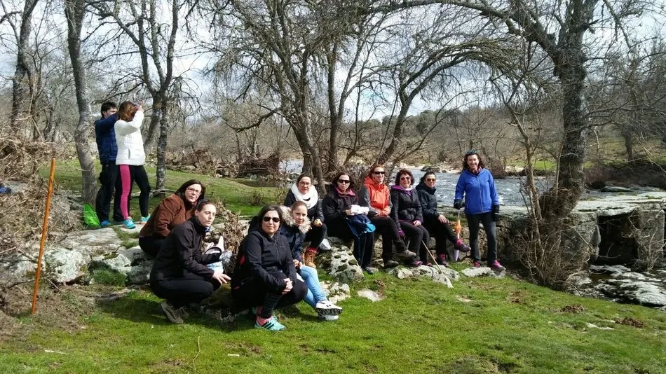 Unas 30 personas realizaban este viernes la III Marcha por el Huebra