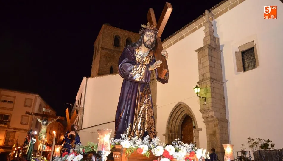 Foto 2 - Suspendida por la lluvia la procesi&oacute;n del Santo Entierro  