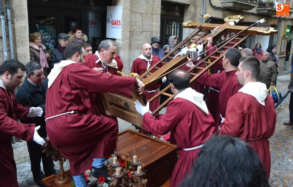 El mal tiempo obliga a cancelar La Carrera, pero numerosos pasos acaban recorriendo las calles  