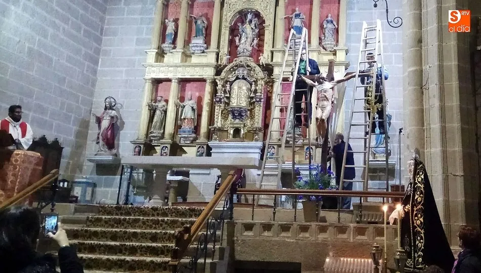 Integrantes de tres familias partticipan en este singular acto de la Semana Santa salmantina / CORRAL