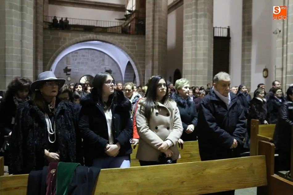 Foto 9 - El Descendimiento de Cristo alivia la ausencia del Santo Entierro en Lumbrales  
