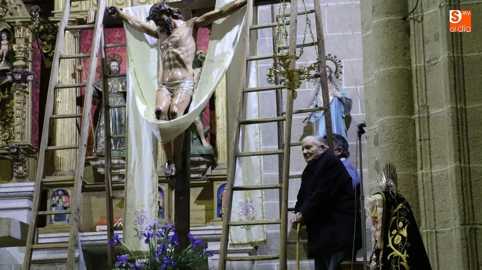 Foto 4 - El Descendimiento de Cristo alivia la ausencia del Santo Entierro en Lumbrales  