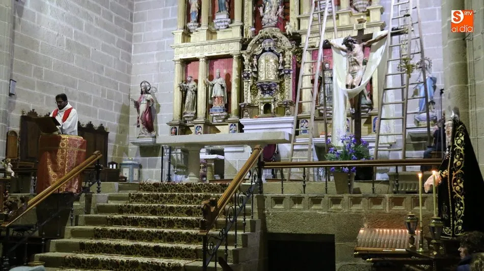 Foto 3 - El Descendimiento de Cristo alivia la ausencia del Santo Entierro en Lumbrales  