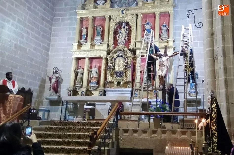 Foto 2 - El Descendimiento de Cristo alivia la ausencia del Santo Entierro en Lumbrales  