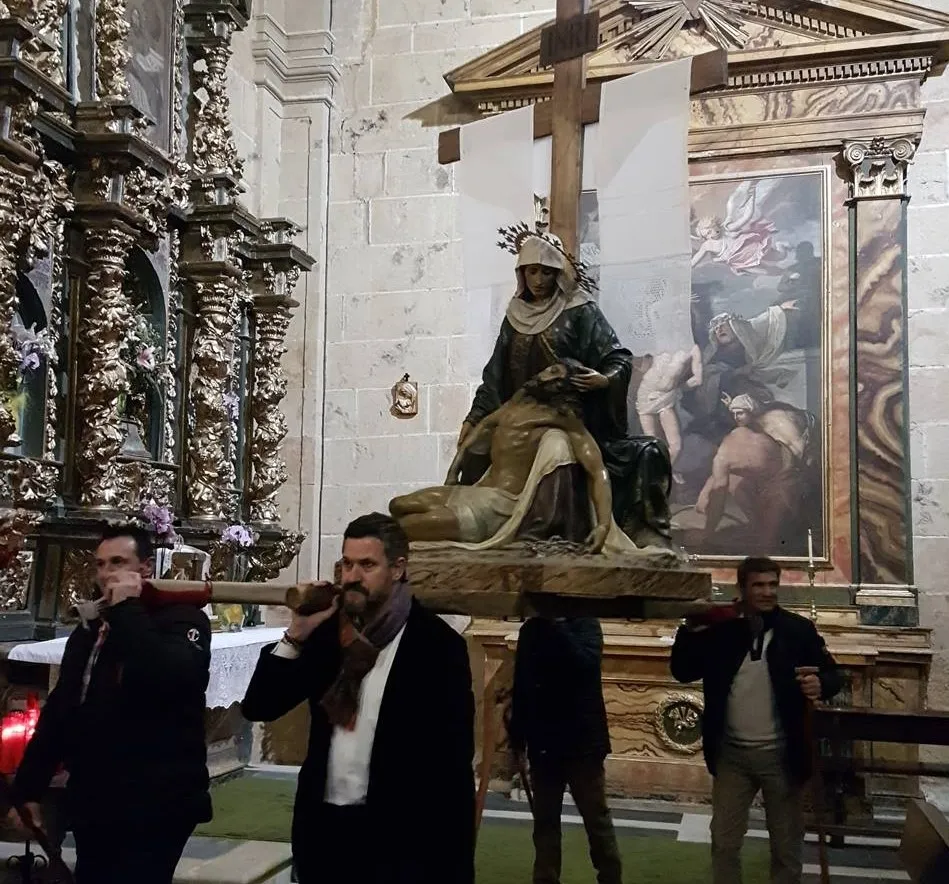 La lluvia obliga a celebrar la procesión del Viernes Santo dentro de la iglesia