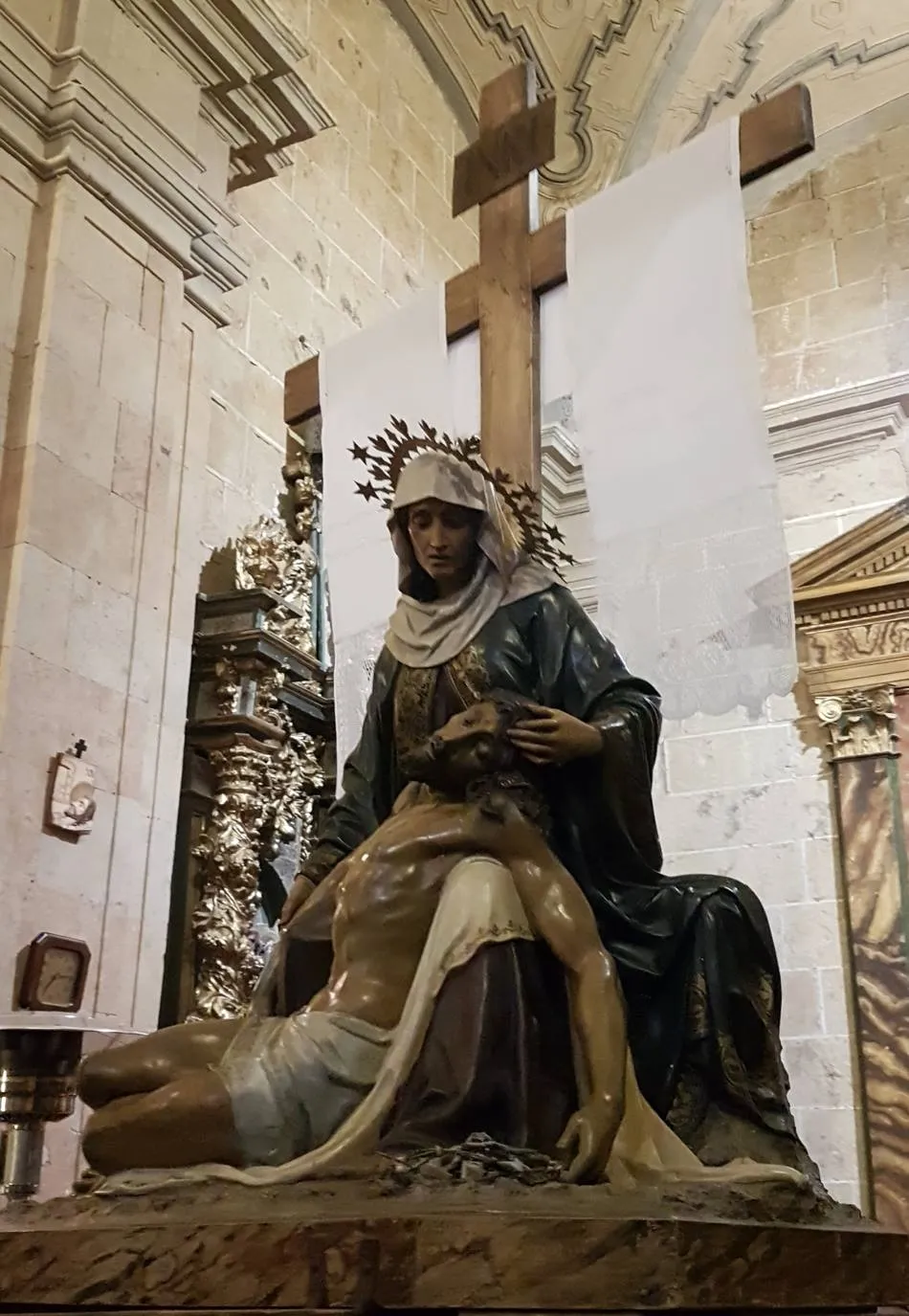 Foto 10 - La lluvia obliga a celebrar la procesi&oacute;n del Viernes Santo dentro de la iglesia