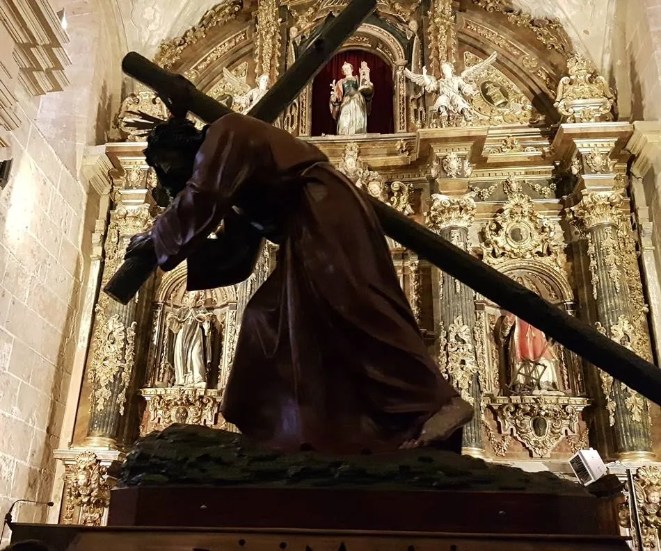 Foto 7 - La lluvia obliga a celebrar la procesi&oacute;n del Viernes Santo dentro de la iglesia