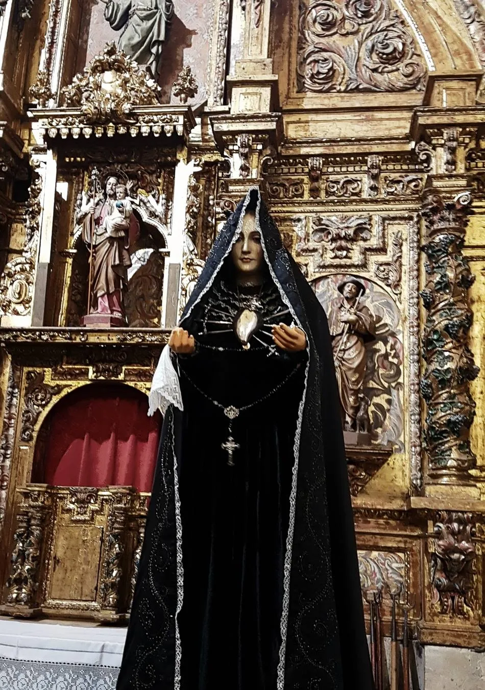 Foto 6 - La lluvia obliga a celebrar la procesi&oacute;n del Viernes Santo dentro de la iglesia