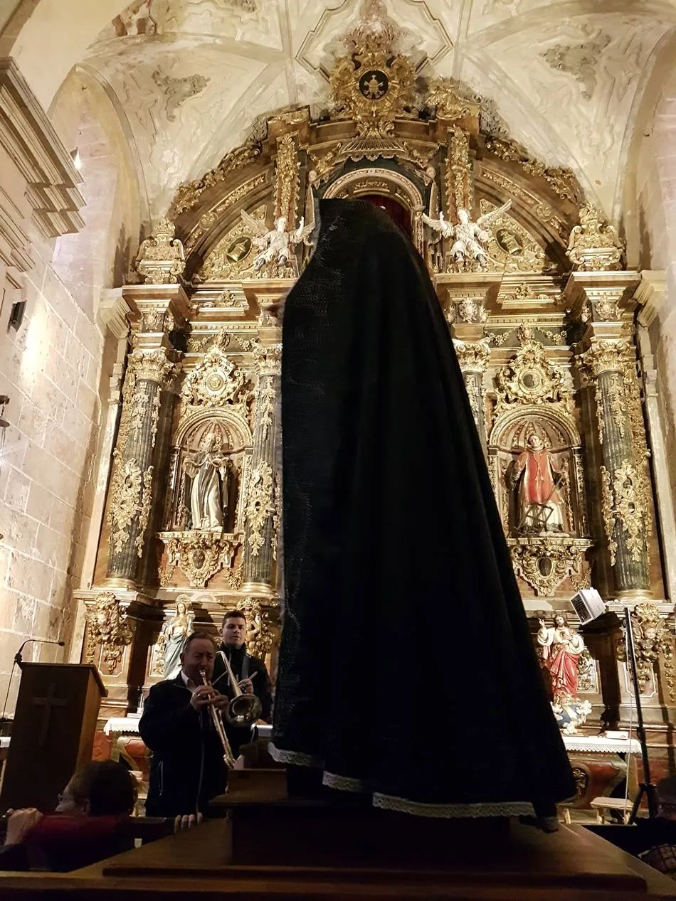 Foto 5 - La lluvia obliga a celebrar la procesi&oacute;n del Viernes Santo dentro de la iglesia
