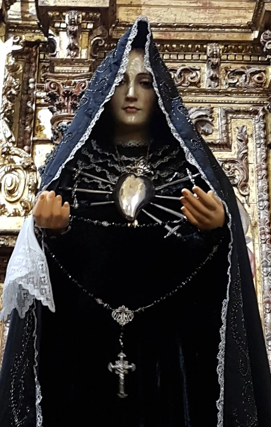 Foto 4 - La lluvia obliga a celebrar la procesi&oacute;n del Viernes Santo dentro de la iglesia