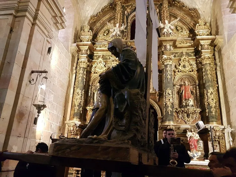 Foto 3 - La lluvia obliga a celebrar la procesi&oacute;n del Viernes Santo dentro de la iglesia