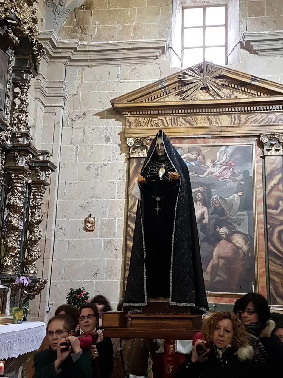 Foto 2 - La lluvia obliga a celebrar la procesi&oacute;n del Viernes Santo dentro de la iglesia