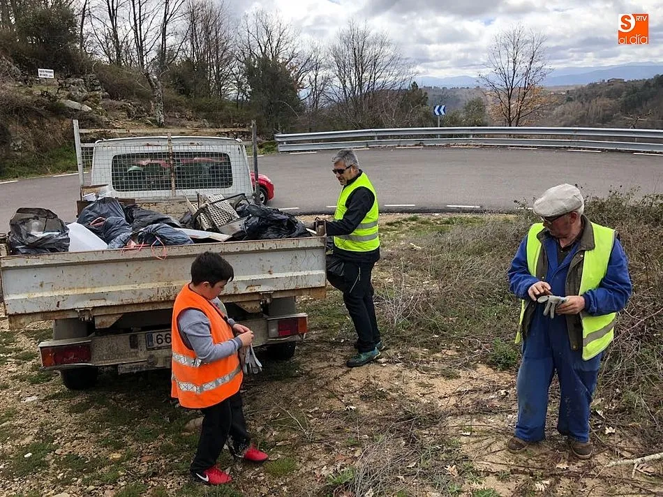 Un grupo de voluntarios recoge un camión de basura entre Mogarraz y La Alberca