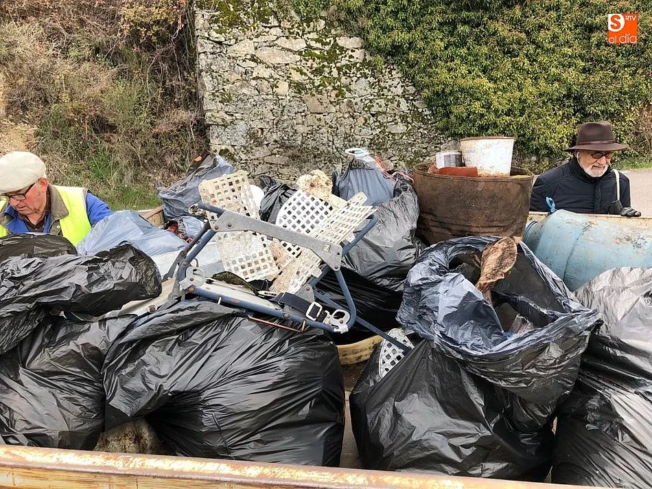 Foto 7 - Un grupo de voluntarios recoge un cami&oacute;n de basura entre Mogarraz y La Alberca