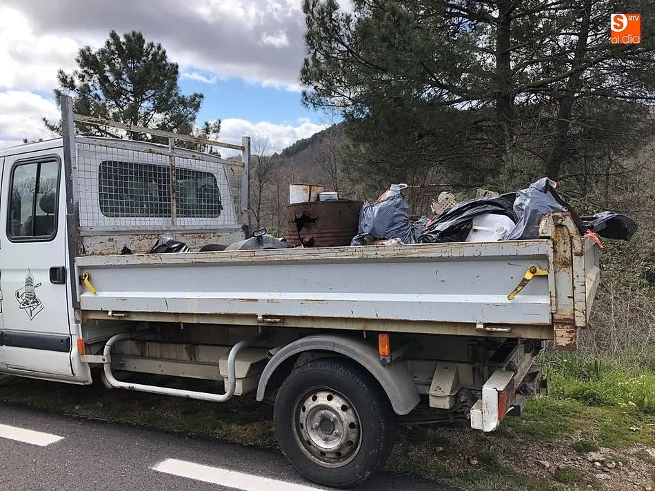 Foto 6 - Un grupo de voluntarios recoge un cami&oacute;n de basura entre Mogarraz y La Alberca