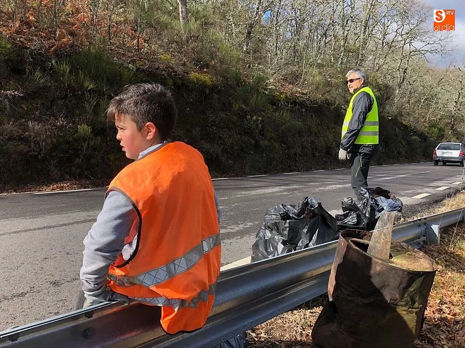 Foto 5 - Un grupo de voluntarios recoge un cami&oacute;n de basura entre Mogarraz y La Alberca