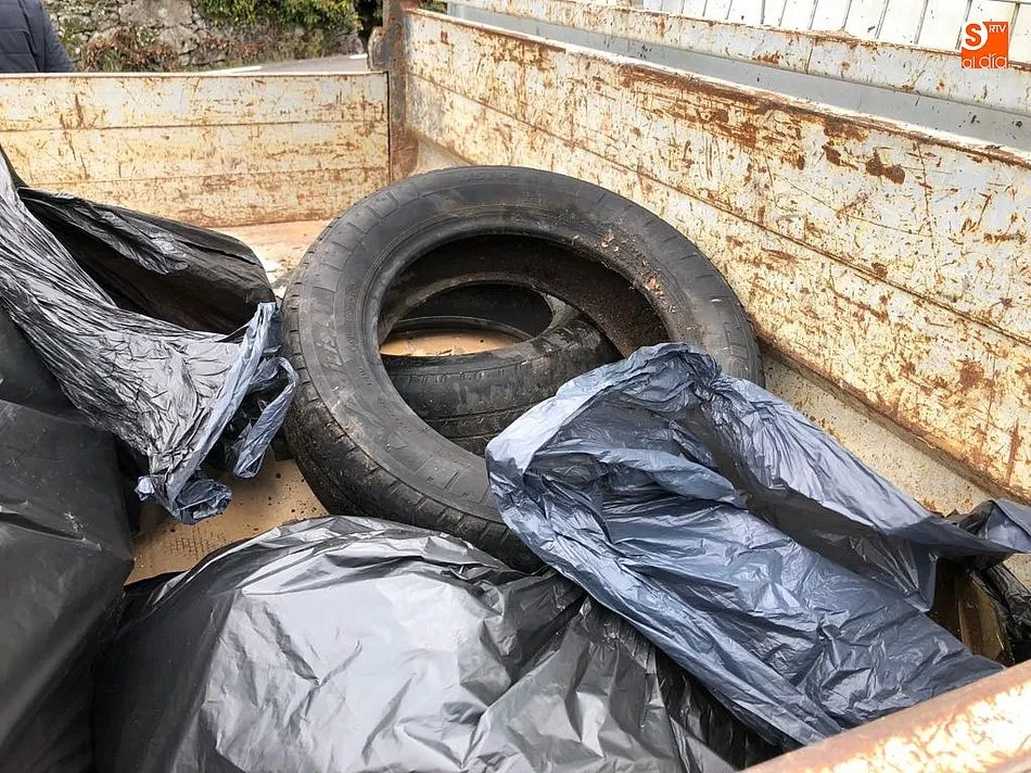 Foto 4 - Un grupo de voluntarios recoge un cami&oacute;n de basura entre Mogarraz y La Alberca
