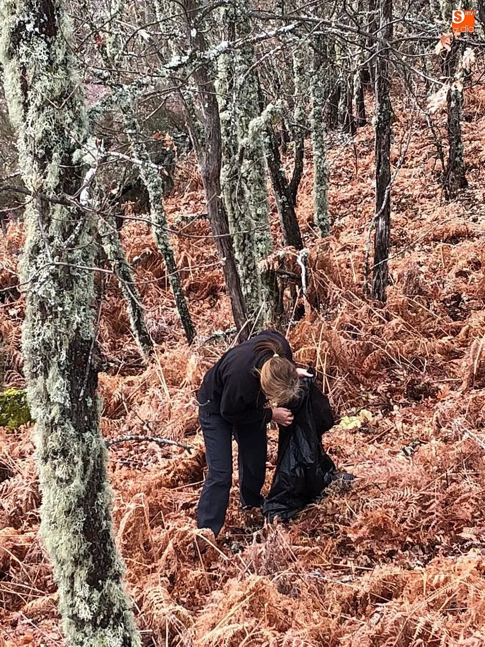 Foto 2 - Un grupo de voluntarios recoge un cami&oacute;n de basura entre Mogarraz y La Alberca