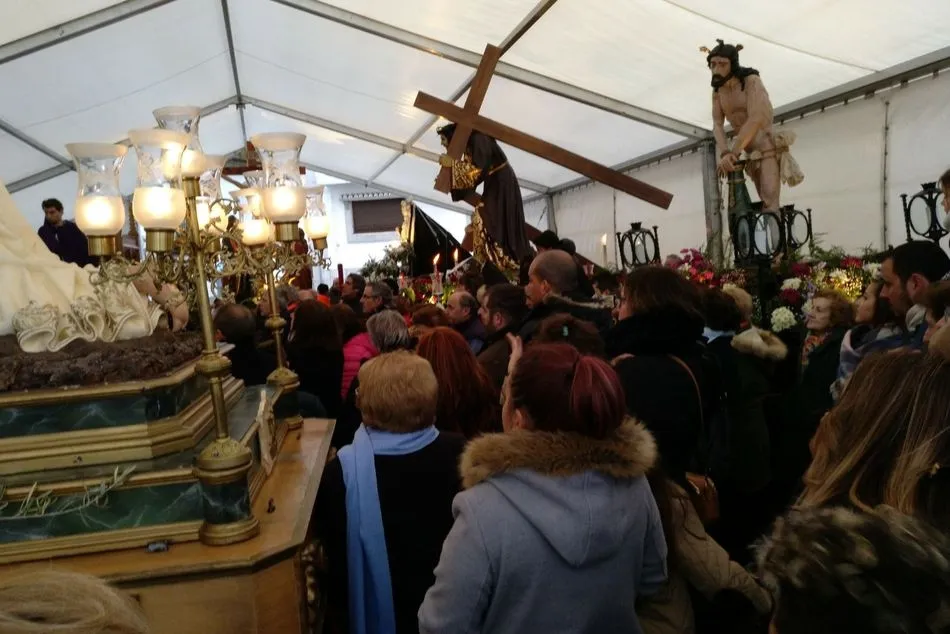 Acto en la carpa de la Hermandad de la Santa Vera Cruz