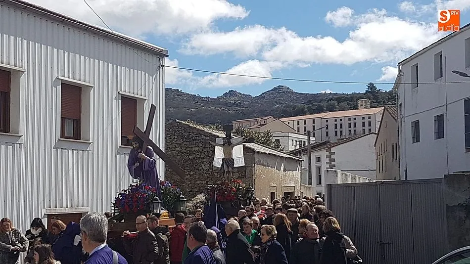 El tiempo perdona al viacrucis ledradense