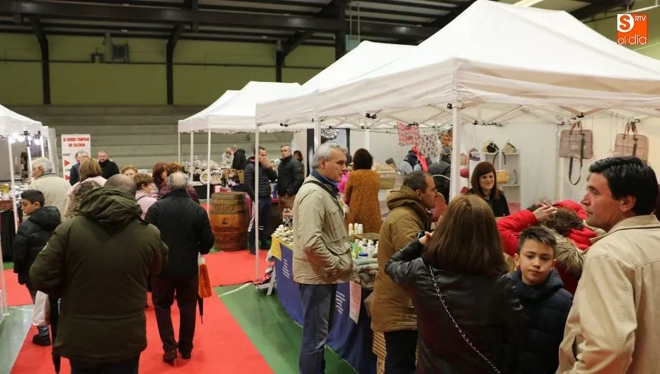 Numeroso publico acudía al pabellón de las escuelas por la tarde / CORRAL