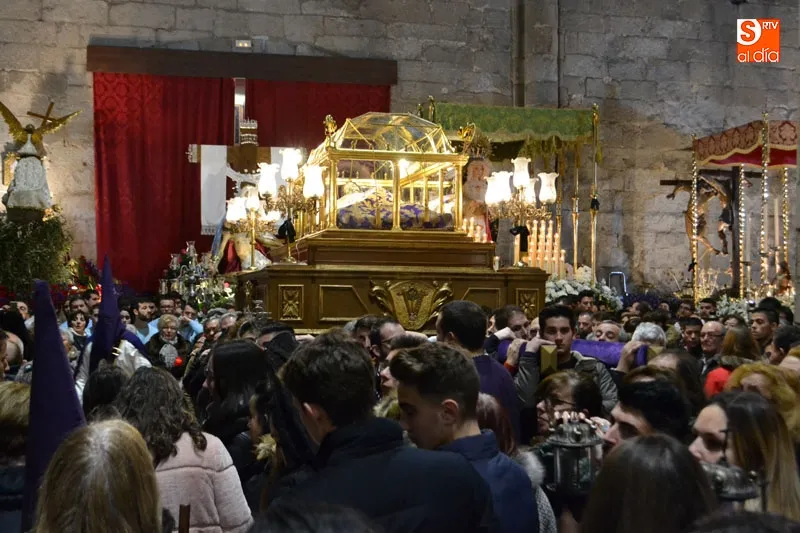 Foto 10 - La lluvia deja en la parroquia al Santo Entierro, convirti&eacute;ndolo en una multitudinaria reuni&oacute;n de ...