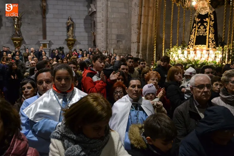 Foto 9 - La lluvia deja en la parroquia al Santo Entierro, convirti&eacute;ndolo en una multitudinaria reuni&oacute;n de ...