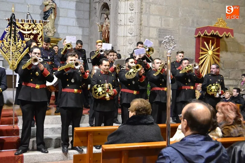 Foto 6 - La lluvia deja en la parroquia al Santo Entierro, convirti&eacute;ndolo en una multitudinaria reuni&oacute;n de ...