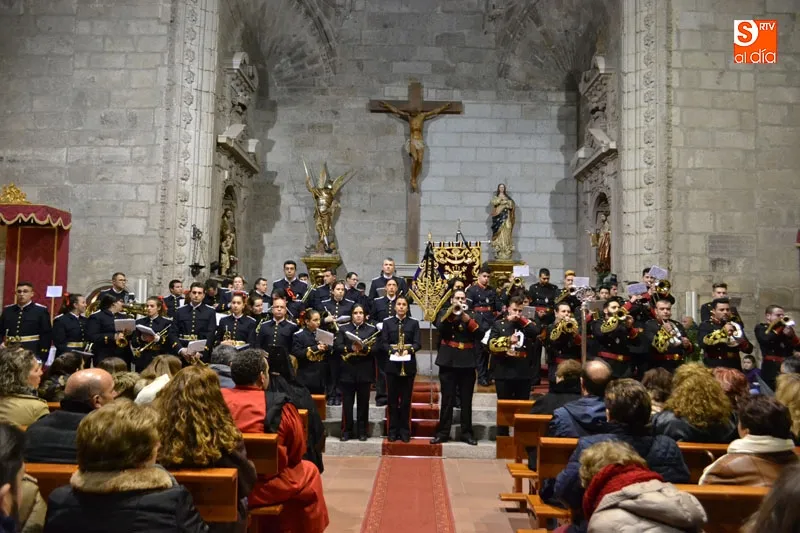 Foto 5 - La lluvia deja en la parroquia al Santo Entierro, convirti&eacute;ndolo en una multitudinaria reuni&oacute;n de ...