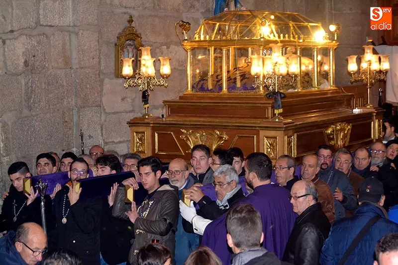 Foto 4 - La lluvia deja en la parroquia al Santo Entierro, convirti&eacute;ndolo en una multitudinaria reuni&oacute;n de ...