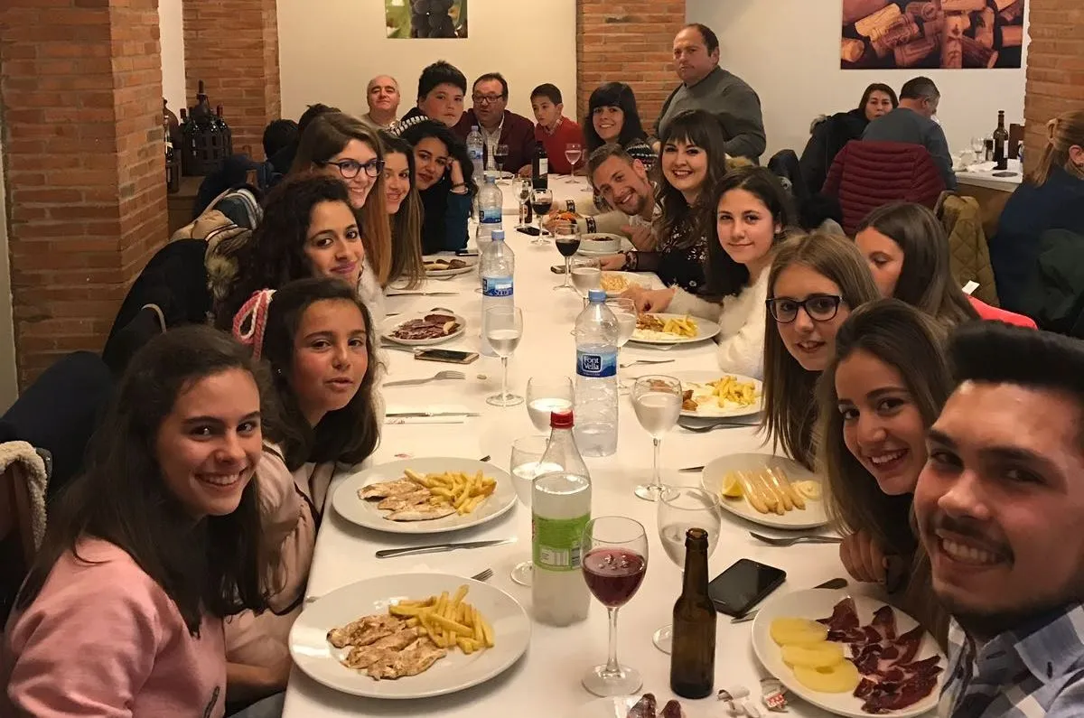 Los integrantes de la Borribanda se van de cena una vez concluido su trabajo  