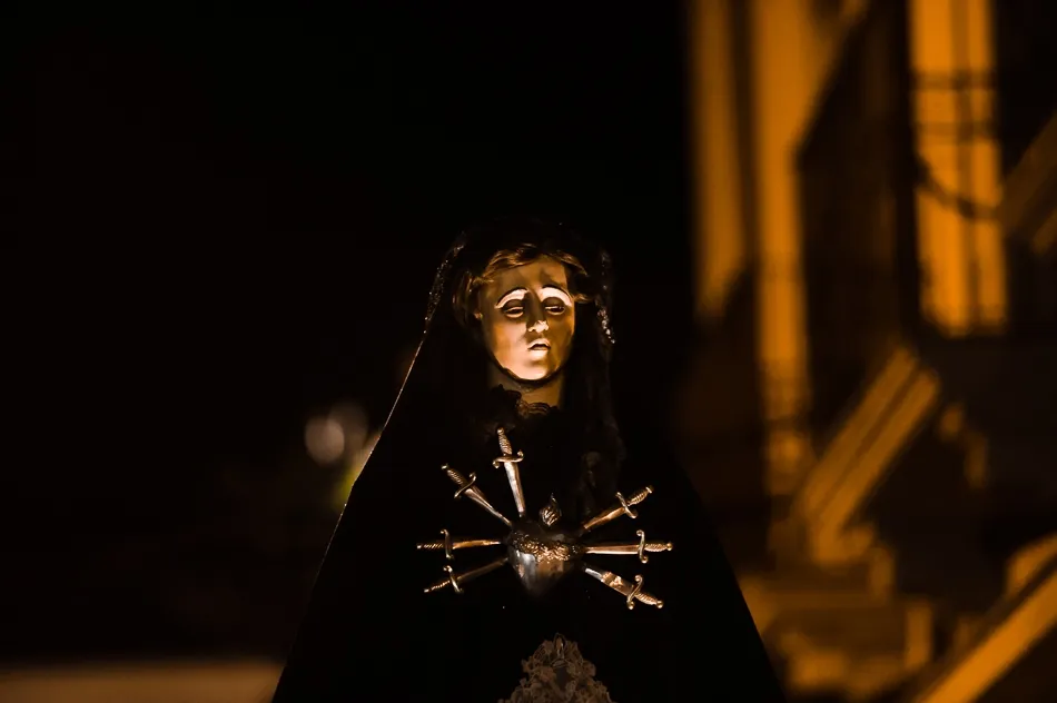 Foto 8 - La amenaza de lluvia y el intenso fr&iacute;o obligan a recortar la procesi&oacute;n del Silencio