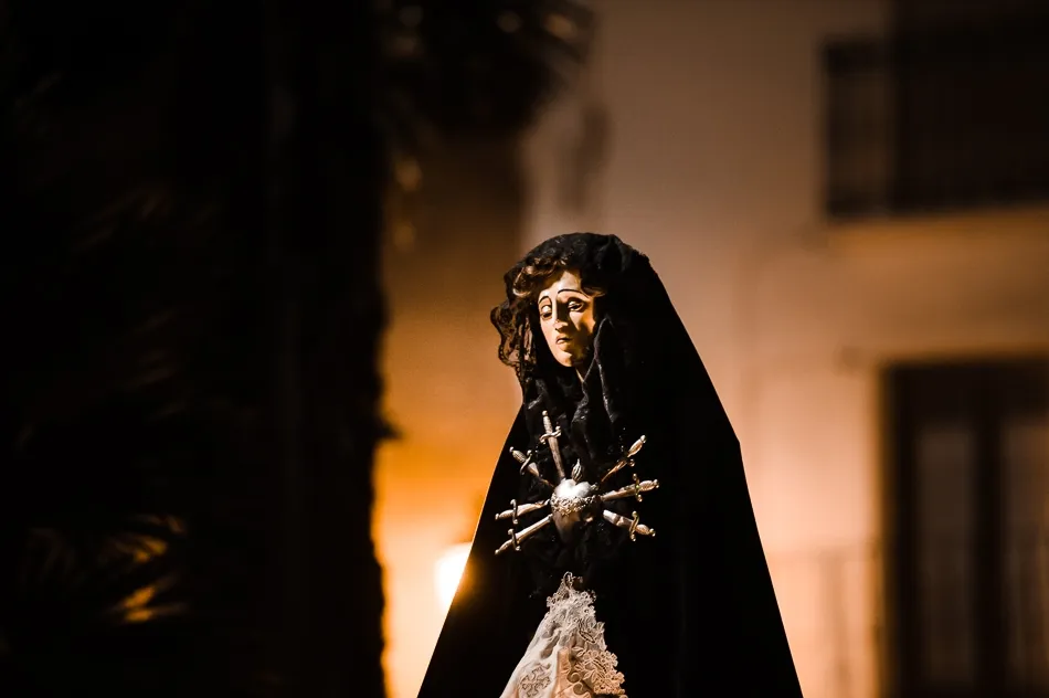 Foto 6 - La amenaza de lluvia y el intenso fr&iacute;o obligan a recortar la procesi&oacute;n del Silencio
