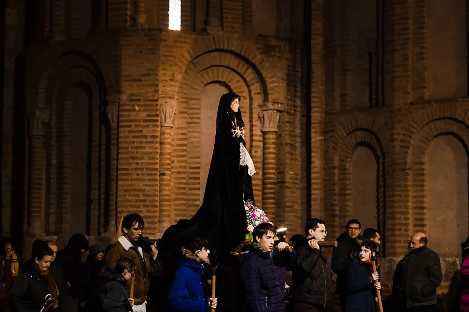 Foto 4 - La amenaza de lluvia y el intenso fr&iacute;o obligan a recortar la procesi&oacute;n del Silencio