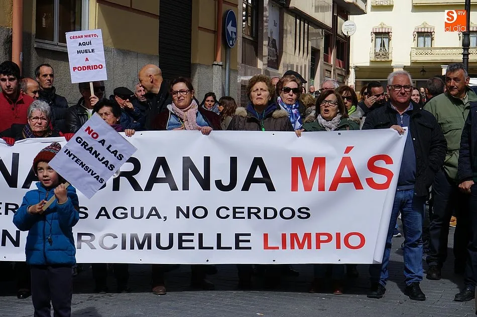 Foto 10 - Los vecinos de Bercimuelle se manifiestan en Guijuelo contra la granja de porcino