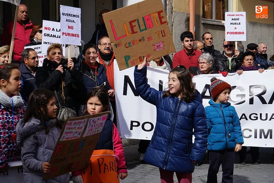 Foto 9 - Los vecinos de Bercimuelle se manifiestan en Guijuelo contra la granja de porcino