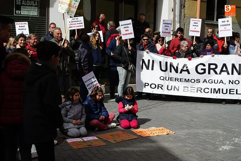 Foto 3 - Los vecinos de Bercimuelle se manifiestan en Guijuelo contra la granja de porcino