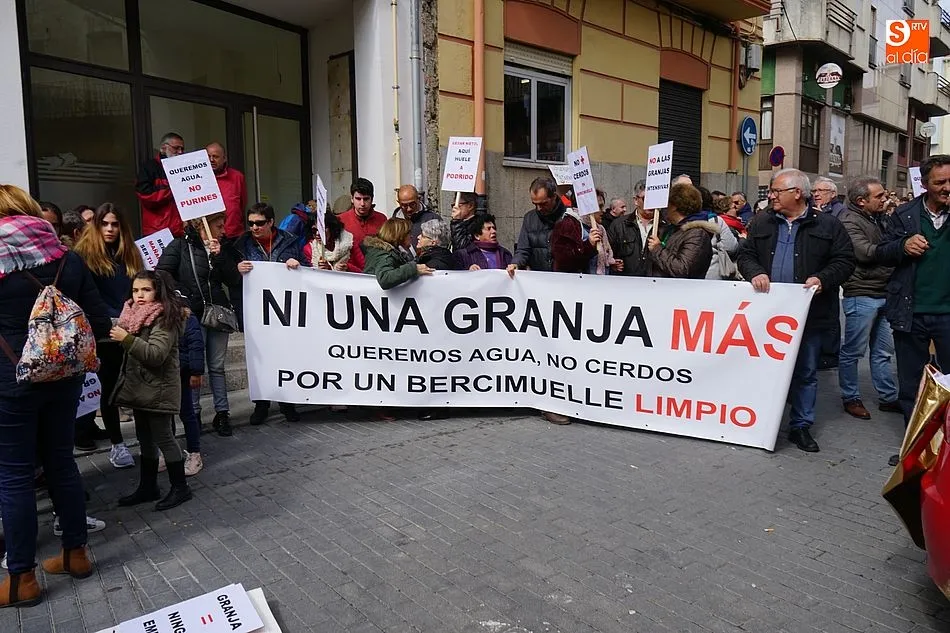 Foto 2 - Los vecinos de Bercimuelle se manifiestan en Guijuelo contra la granja de porcino