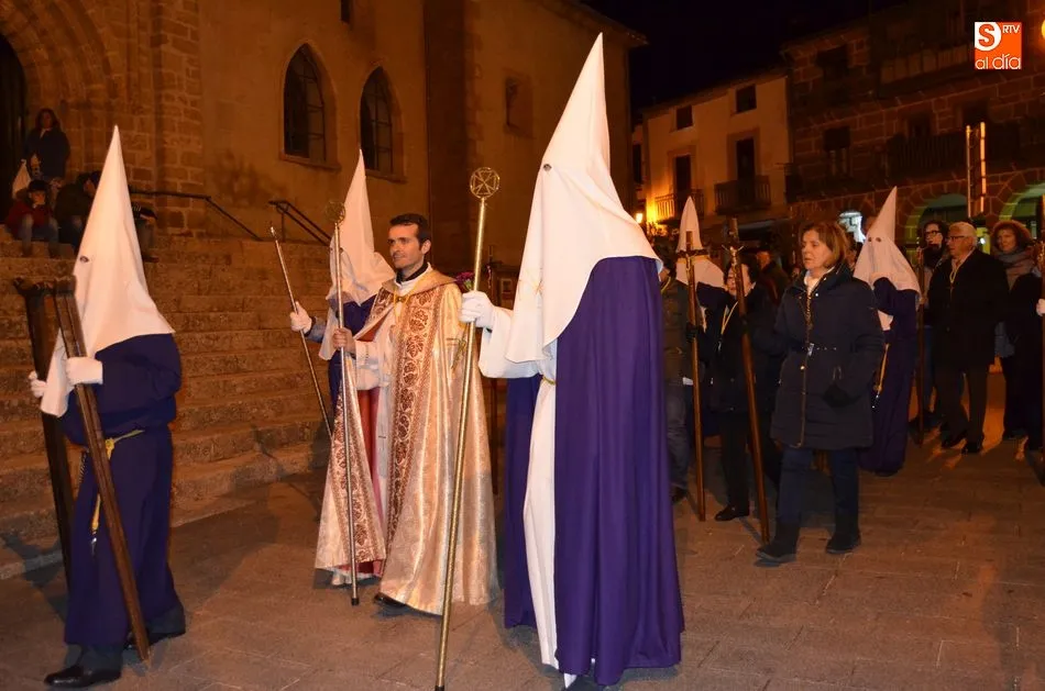 Foto 9 - El luto desaparece en la procesi&oacute;n de El Encuentro  