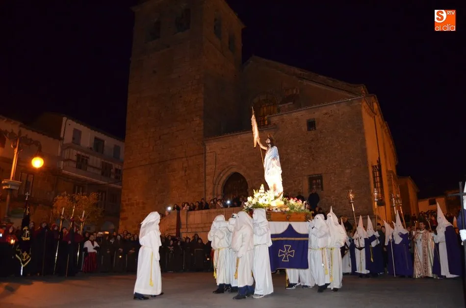 Foto 11 - El luto desaparece en la procesi&oacute;n de El Encuentro  