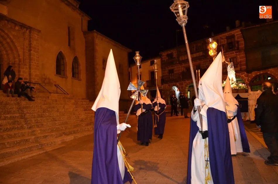Foto 10 - El luto desaparece en la procesi&oacute;n de El Encuentro  