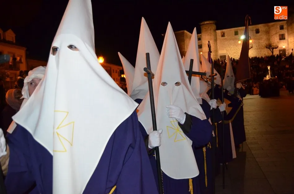 Foto 8 - El luto desaparece en la procesi&oacute;n de El Encuentro  