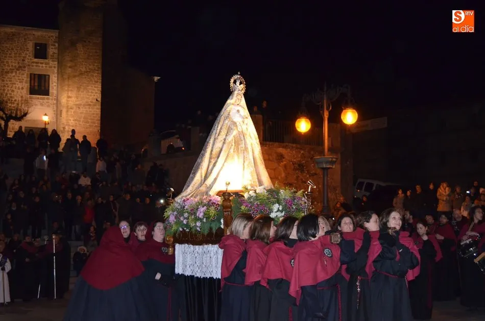 Foto 7 - El luto desaparece en la procesi&oacute;n de El Encuentro  