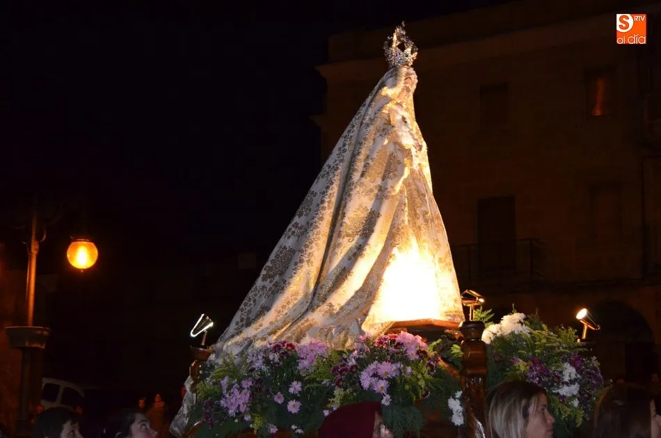 Foto 6 - El luto desaparece en la procesi&oacute;n de El Encuentro  