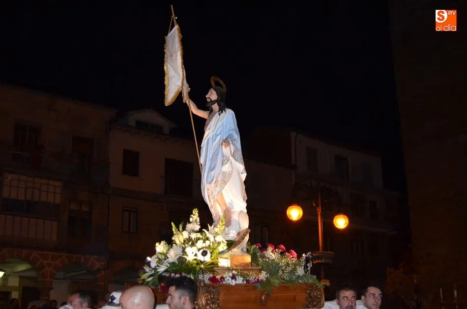 Foto 5 - El luto desaparece en la procesi&oacute;n de El Encuentro  