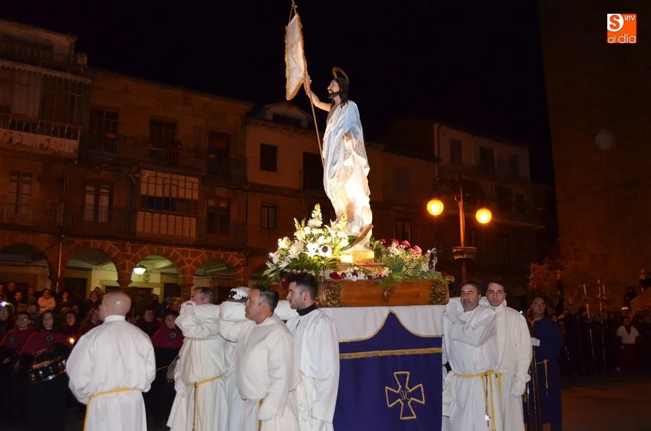 Foto 4 - El luto desaparece en la procesi&oacute;n de El Encuentro  