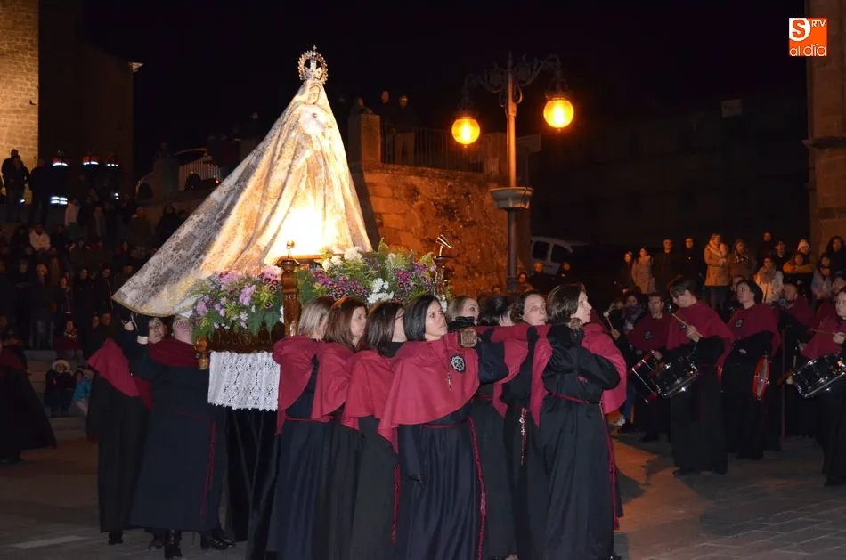 Foto 3 - El luto desaparece en la procesi&oacute;n de El Encuentro  