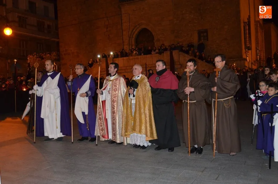 Foto 2 - El luto desaparece en la procesi&oacute;n de El Encuentro  
