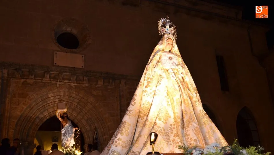 El luto desaparece en la procesión de El Encuentro  