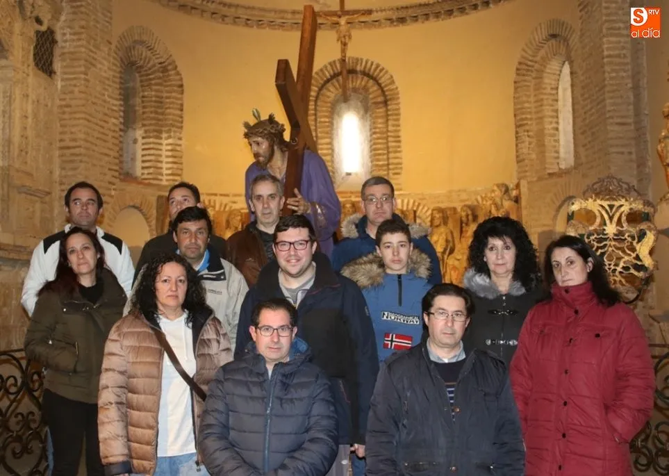 Los cofrades con el Nazareno en la iglesia de San Juan